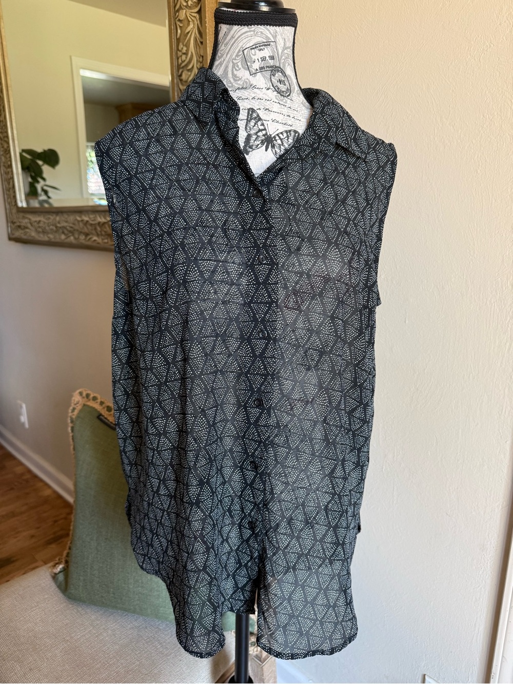H & M Sleeveless Black Geometric Button-Front Women's Top size 8